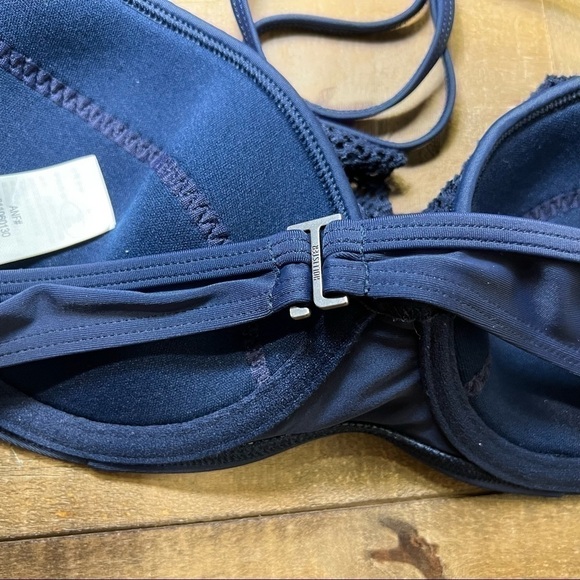 𝅺Hollister Underwire Halter Bikini Top with Netted Ruffle Navy Blue Sz M - Picture 6 of 7